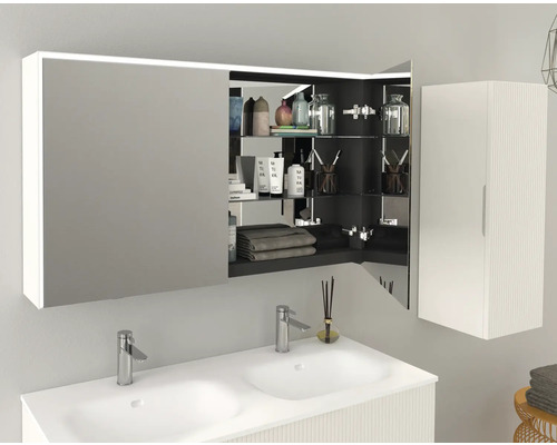 Badezimmer mit Waschbecken, Spiegel und Schrank