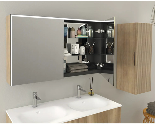 Badezimmer mit Doppelwaschbecken, Spiegelschrank und Hochschrank in Holzoptik