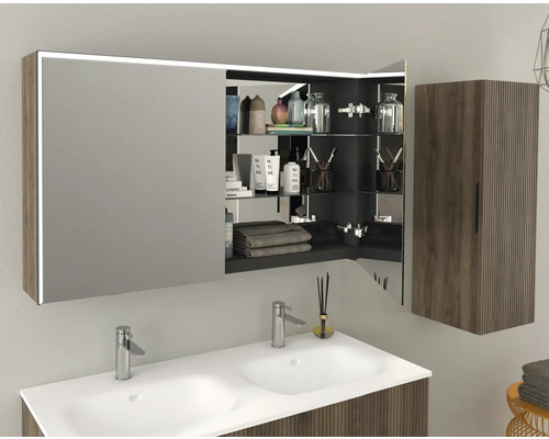 Badezimmer mit Doppelwaschbecken, Spiegelschrank mit Beleuchtung und Hängeschrank