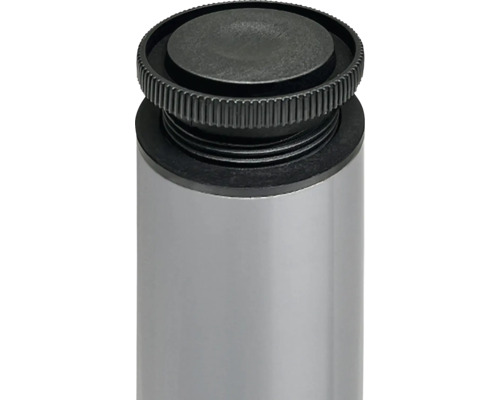 Detailansicht eines silberfarbenen Metallrohrs mit schwarzem Verschluss