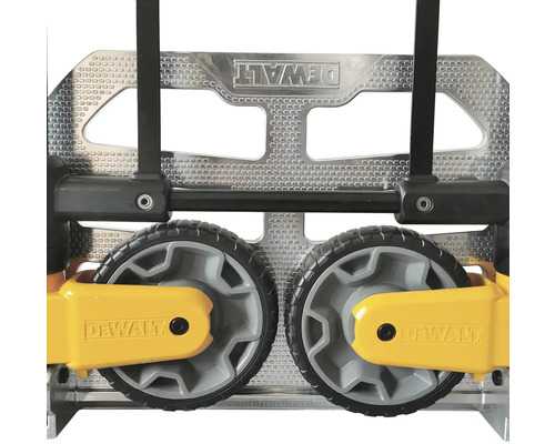Detailansicht einer Sackkarre von DeWalt mit Rädern und Metallplatte