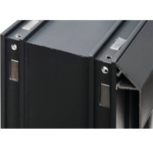 Detailansicht eines schwarzen Aluminiumrahmens mit Schraubenlöchern und magnetischen Elementen