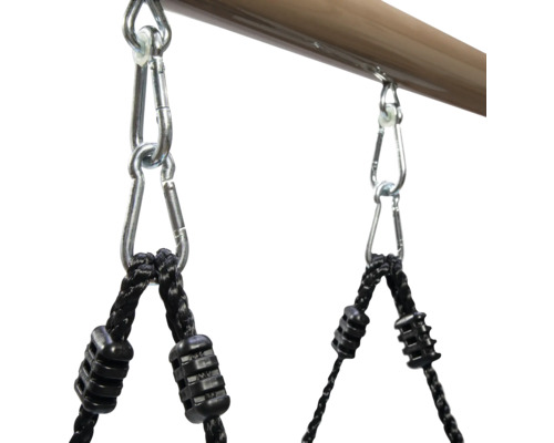 Aufhängung einer Hängematte mit Karabinerhaken und Seil