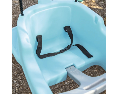 Nahaufnahme einer Kinderschaukel mit Sicherheitsgurt