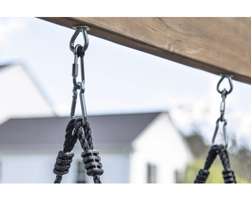 Schaukelbefestigung mit Karabinerhaken an einem Holzbalken