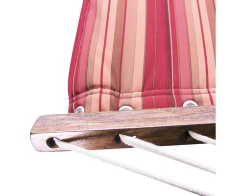 Detail einer gestreiften Hängematte aus Stoff mit Holzrahmen und Aufhängeseilen