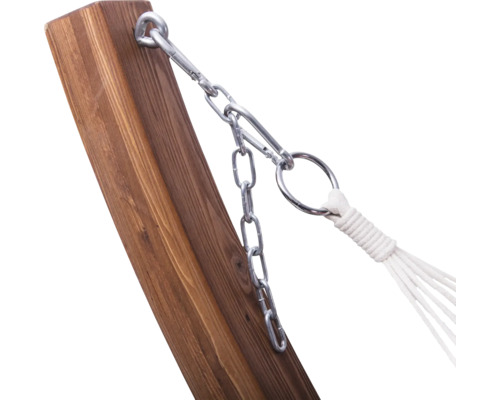 Detail eines Hängemattengestells mit Kettenaufhängung