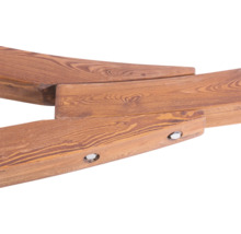 Detailansicht von verbundenen Holzstücken mit Maserung und Befestigungselementen