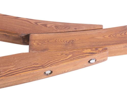 Detailansicht von verbundenen Holzstücken mit Maserung und Befestigungselementen