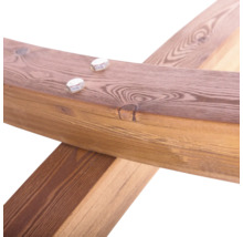 Detailansicht einer Holzkonstruktion mit Schrauben