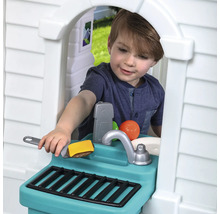 Junge spielt mit einer Spielküche im Freien mit Spüle, Grill und Spielzeug Lebensmitteln