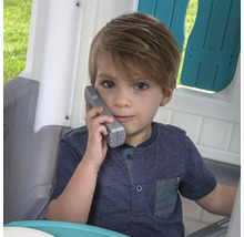 Junge telefoniert in einem Spielhaus