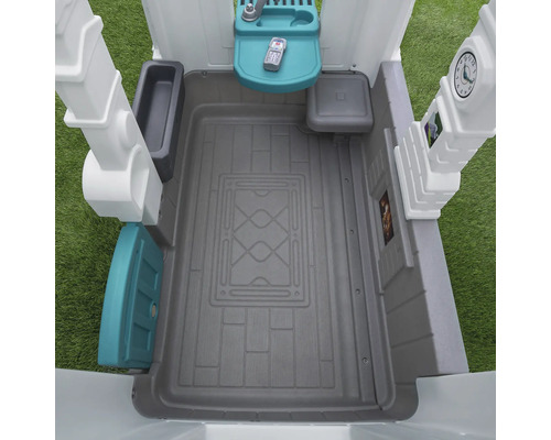 Innenansicht eines Spielhauses mit Spielküche, Spieltelefon und Zubehör