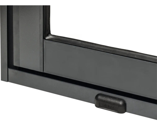 Detailansicht eines Fensters mit Rahmen und Verschluss