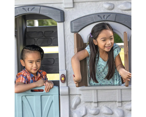 Zwei Kinder spielen in einem Spielhaus für den Garten.