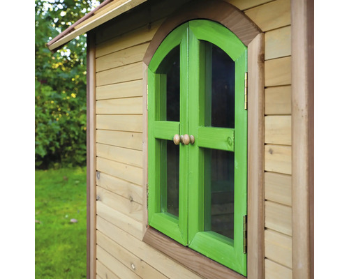 Detailansicht eines Holzspielhauses mit grünem Fenster