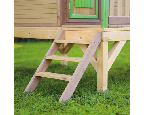 Holztreppe eines Spielhauses im Garten