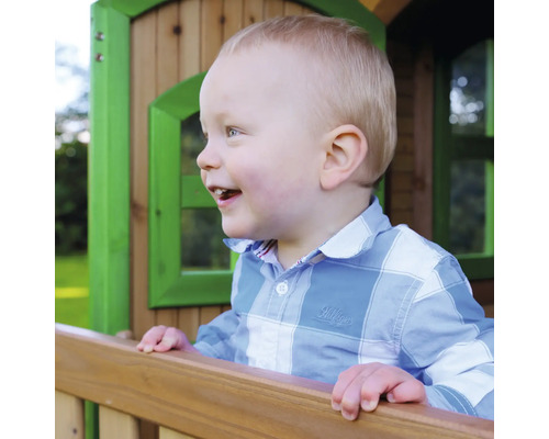 Lachendes Kind in einem Spielhaus