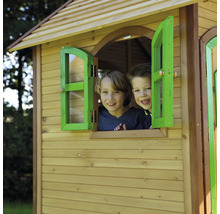 Zwei Kinder schauen aus dem Fenster eines Holzspielhauses