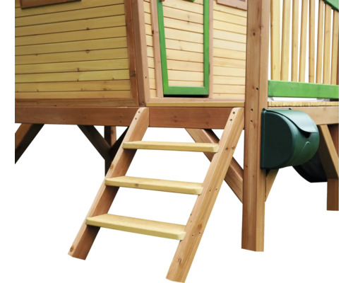 Detailansicht eines Spielhauses mit Holztreppe und Briefkasten