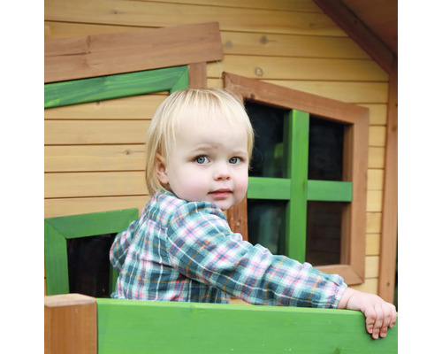 Kleines Kind im Spielhaus