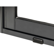 Detailansicht eines Fensters mit Rahmen und Griff