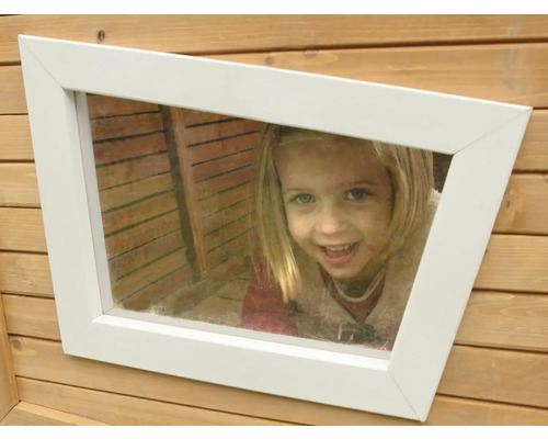 Kind schaut durch ein asymmetrisches Fenster in einem Holzhaus