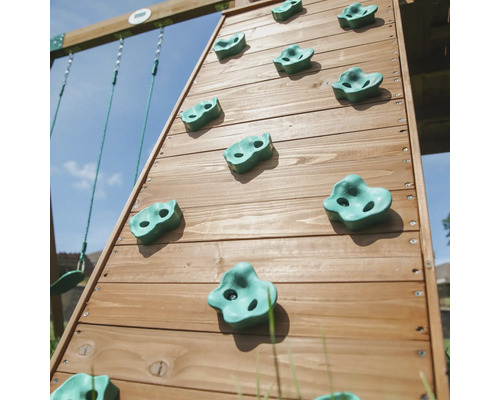 Kletterwand mit Griffen an einem Spielturm