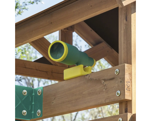 Spielplatzfernrohr aus Kunststoff am Holzspielturm montiert