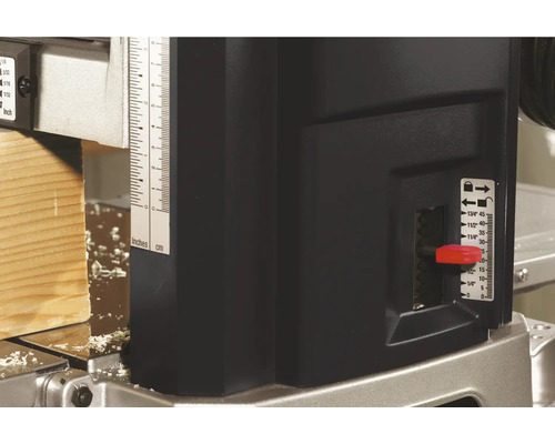 Detailansicht Hobelmaschine mit Holzwerkstück und Einstellskala