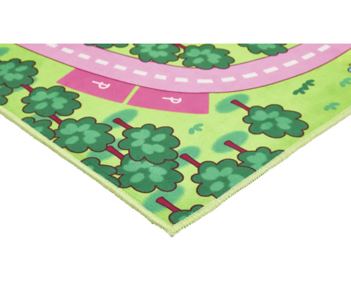 Spielteppich mit Straßenmuster und Baummotiven.