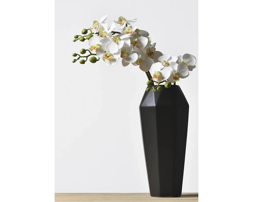 Künstliche Orchidee in einer Vase als Dekoration.