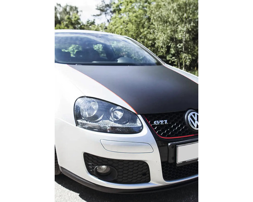 Detailansicht eines weißen Volkswagen GTI mit schwarzer Motorhaube