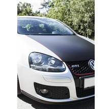 Frontansicht eines modifizierten Volkswagen GTI mit dunkler Motorhaube