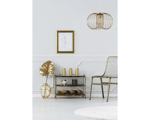 Dekorative Innenraumszene mit Regal, Stuhl, Lampe und Wandbild