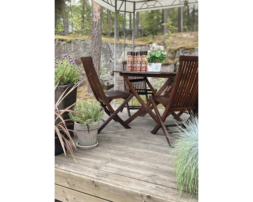 Holzterrasse mit Tisch, Stühlen und Holzschutzlasur