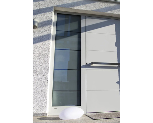 Moderne Haustür mit Glaselement und Beleuchtung