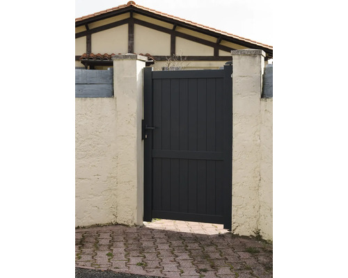 Gartentor aus Aluminium zwischen zwei Betonpfeilern