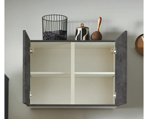 Wandschrank mit geöffneten Türen und zwei Regalböden