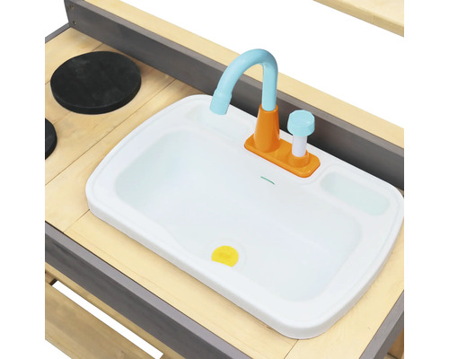 Detailansicht eines Spielküchenspülbeckens mit Wasserhahn und Spülmittelspender