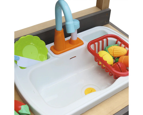 Detailansicht einer Spielküche mit Spüle, Armatur und Spielzeuglebensmitteln