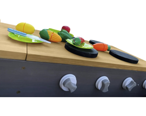 Spielküche mit Spielzeug Lebensmitteln wie Zitrone, Mais, Paprika, Tomate und Karotte