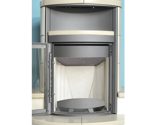 Kaminofen mit geöffneter Tür