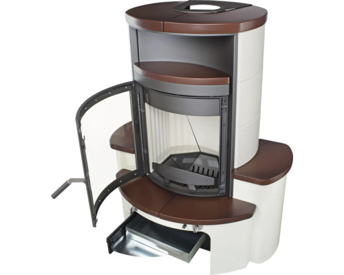 Kaminofen mit offener Tür zur Brennkammer