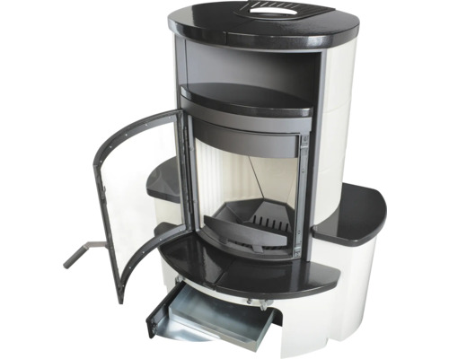 Kaminofen mit offener Tür und Schublade