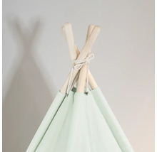 Detailansicht eines Tipi-Zelts mit Holzstangen und Stoffbezug