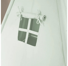 Detailansicht eines Spielzelts mit Fenster und aufgerolltem Vorhang