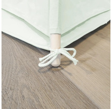 Detailansicht eines Spielzelts mit Holzstab und Stoffbefestigung