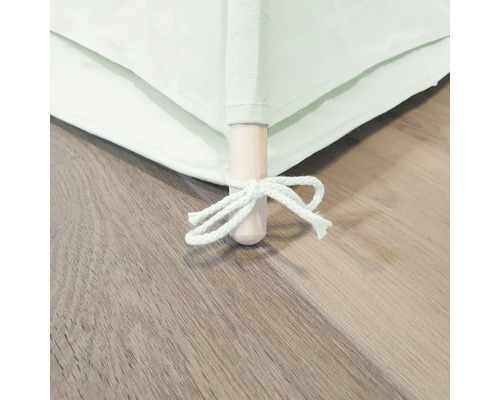 Detailansicht eines Spielzelts mit Holzstab und Stoffbefestigung