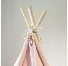 Detailansicht eines Spielzeltes mit Holzstangen und Stoffbespannung